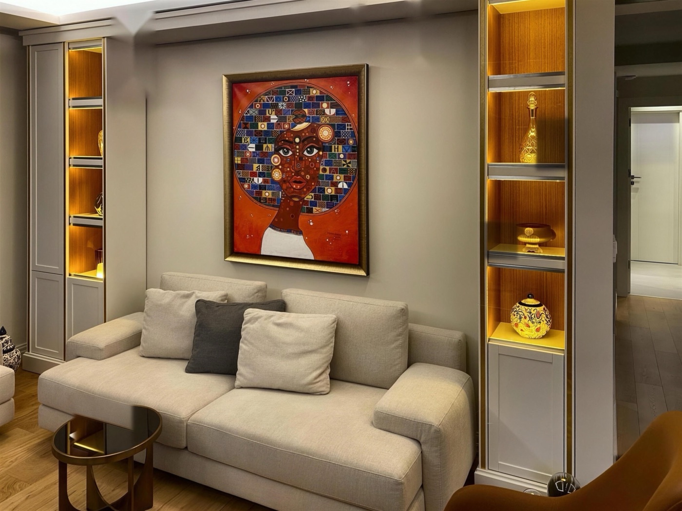 Salonda krem lake kapaklı dolaplar arasında LED aydınlatmalı ahşap vitrin nişleri